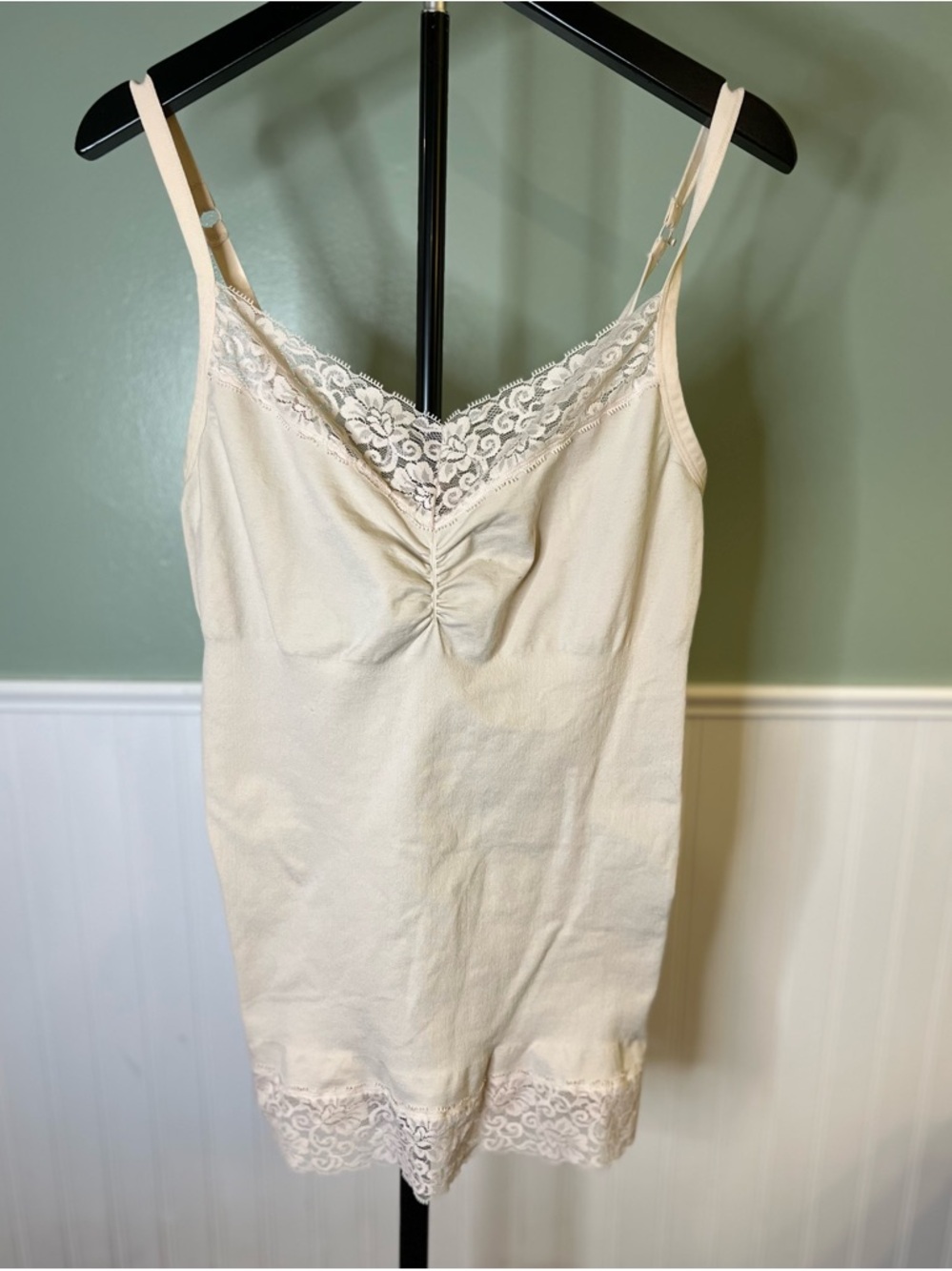 Dreamwear Lace-Trim Slip Shapewear Chemise in Light Cream. Size 1X